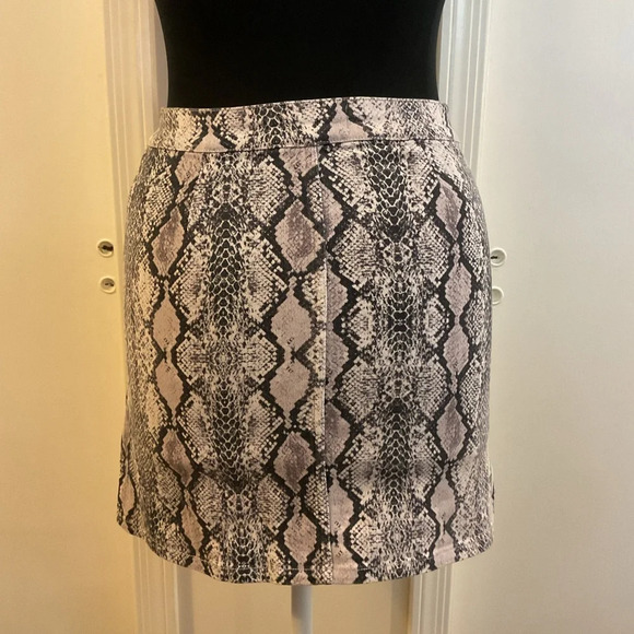 🌹 Altar’d State Snake Print Zipper Mini Skirt - Picture 4 of 4